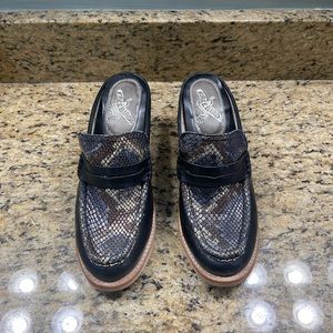 Freebird Collins Size 8 Brand New Blue Snake Multi